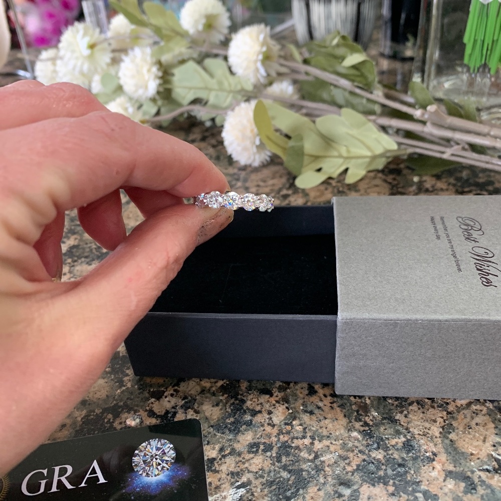 Stunning 7 carat, size 7 very heavy ring